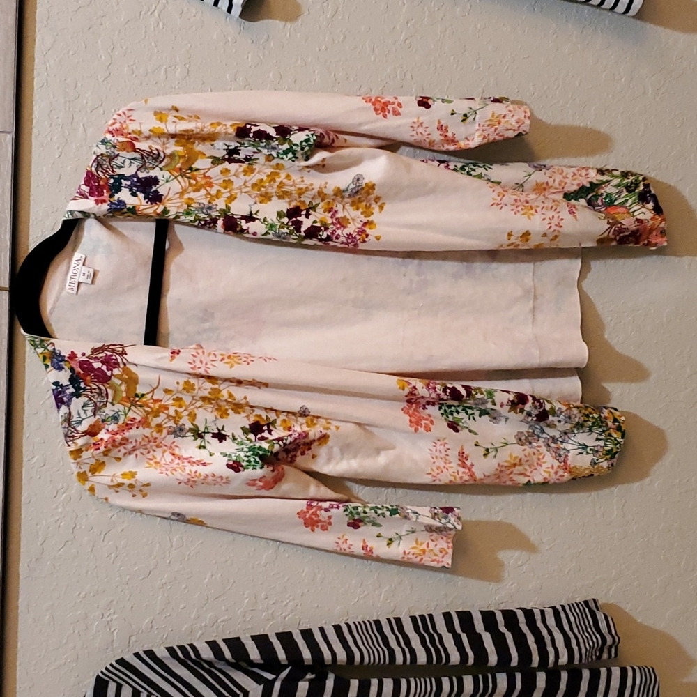 Women's tops some are dressy some are comfy - Picture 5 of 16